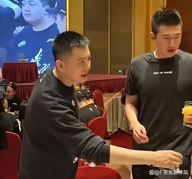 江南体育app下载入口-冠军球队庆功晚宴，队员敬酒欢笑